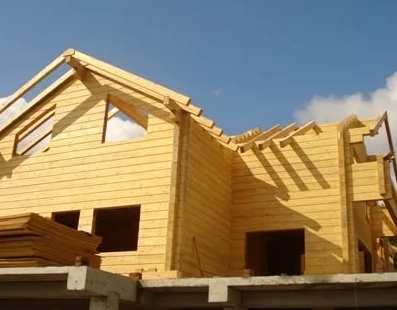 Строительство домов из деревянного бруса: в чем его преимущества?