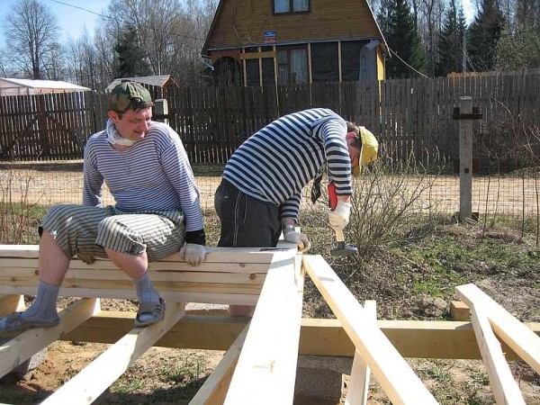 Как построить бытовку из дерева, на металлическом каркасе